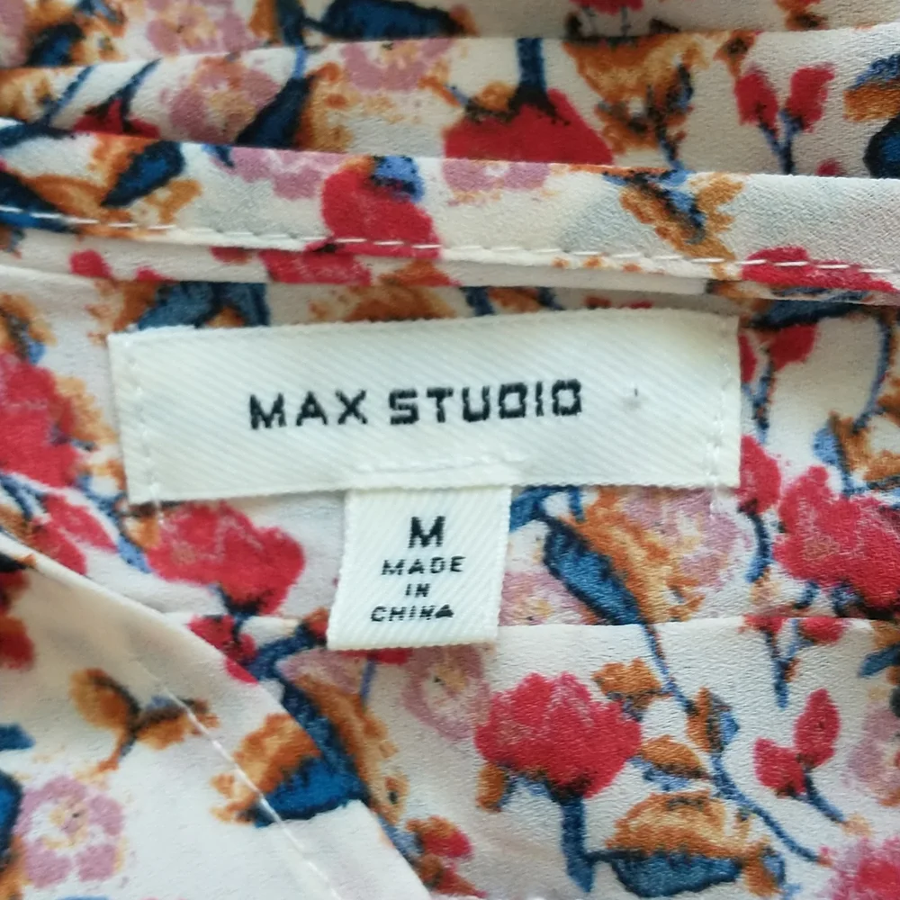 Max Studio short flutter sleeve v-neck blouse red cream blue floral  size M - Picture 7 of 7